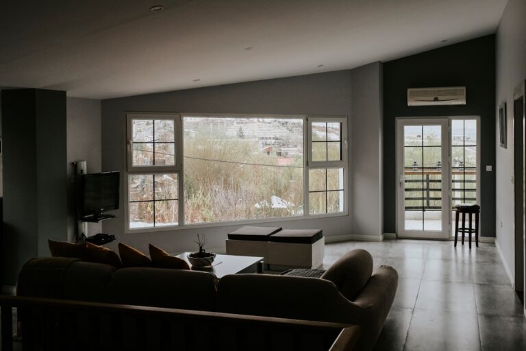 Frische Farbe für das Wohnzimmer: Tipps für ein schönes Ergebnis